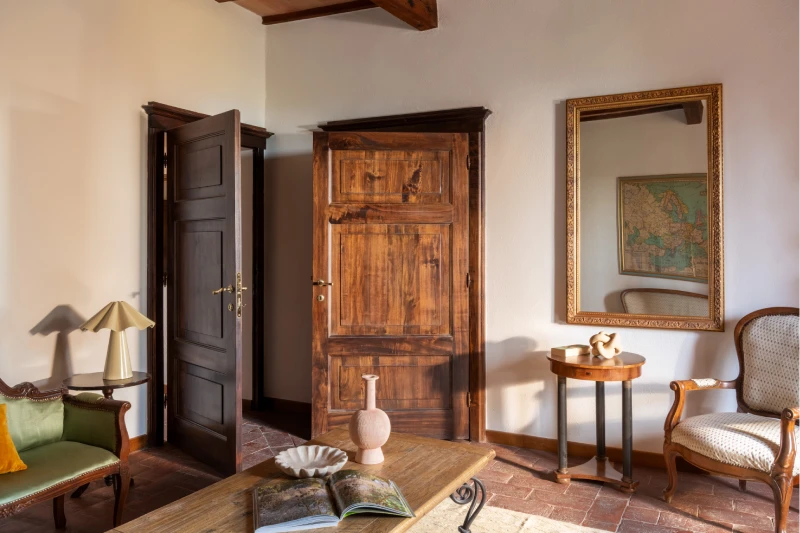 Living area with wooden furniture, gilded mirror and classic armchairs, Tuscan elegance for stays near Asciano - Villa San Barolomeo, BZAR hotels in Tuscany
